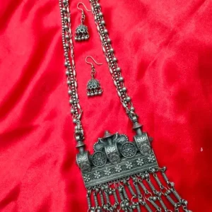 LAVIKA NECKLACE