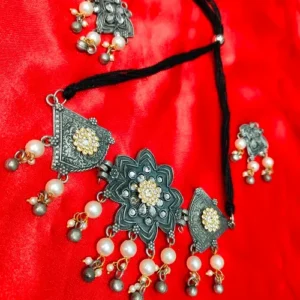 SOMYA NECKLACE