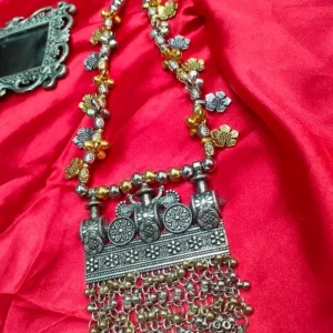 VIRUSHI NECKLACE